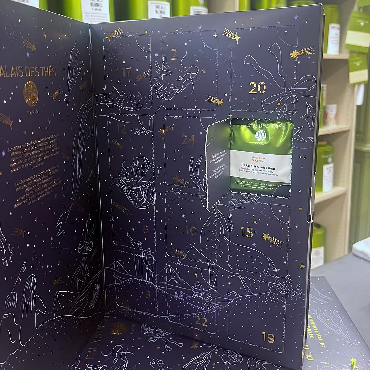 Geopende theekalender van Palais des Thés met Darjeeling Mist Bari achter een deurtje bij Buro Fudge op de toonbank