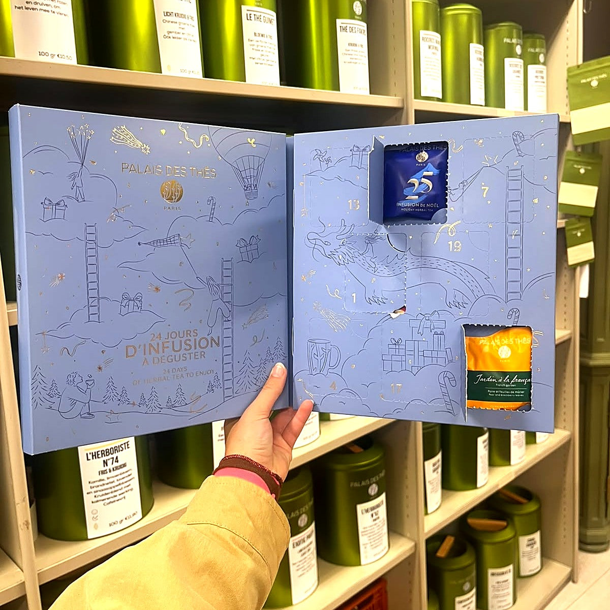 Geopende kruidentheekalender van Palais des Thés voor de theewand bij Buro Fudge in Woerden