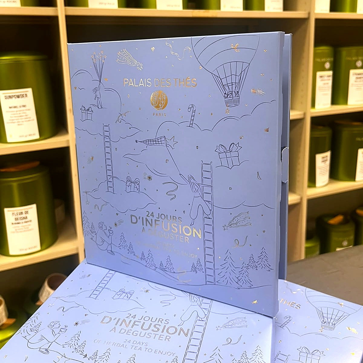 Een stapel Palais des Thés kruidentheekalenders in de winkel van Buro Fudge in Woerden