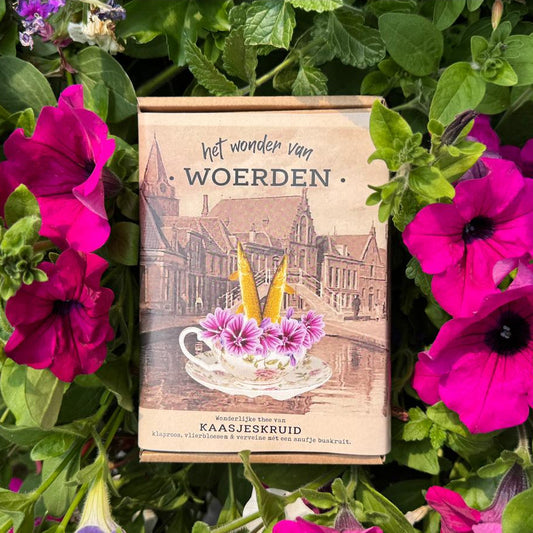 Op de foto zie je een doosje met het 'Wonder van Woerden' tussen roze bloemetjes.