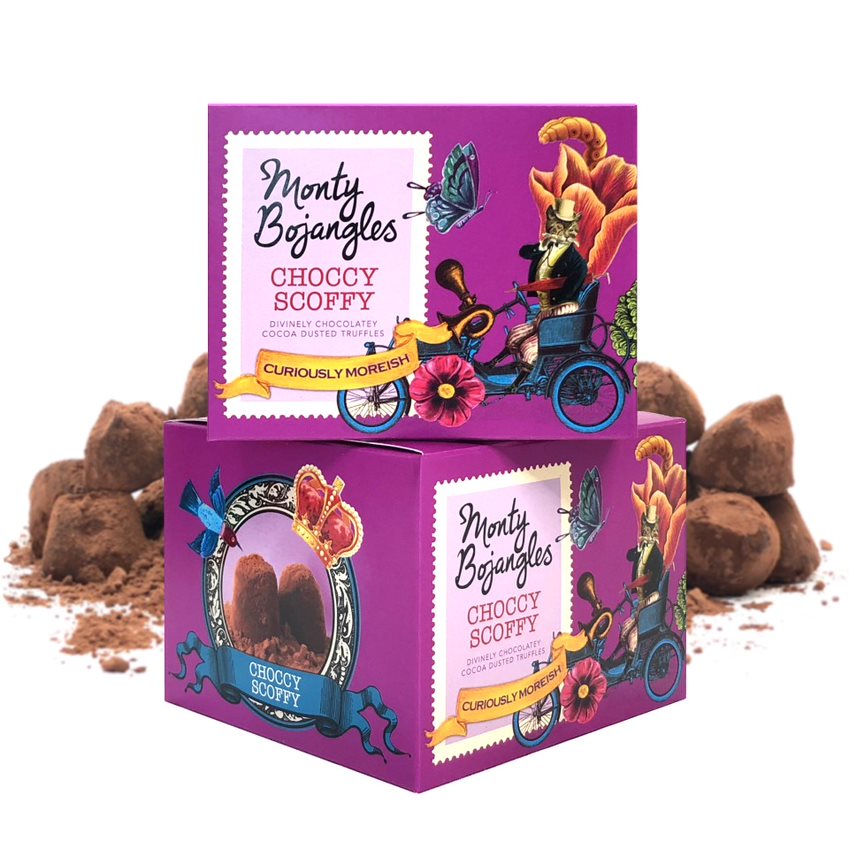 In beeld staan twee doosjes opgestapeld met de Monty Bojangles Choccy Scoffy chocoladetruffels.