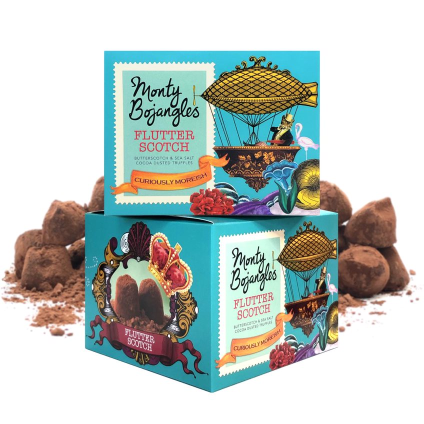 Twee doosjes Monty Bojangles in de smaak Flutter Scotch staan op de voorgrond. Op de achtergrond zie je een aantal chocoladetruffels. 