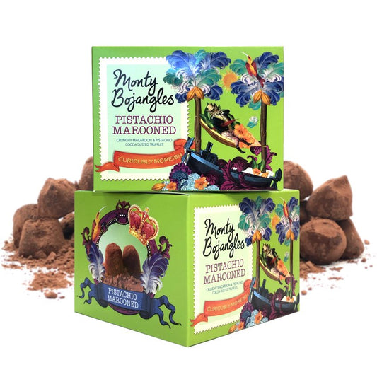 Je ziet twee opgestapelde doosjes met de Monty Bojangles Pistachio Marooned chocoladetruffels.