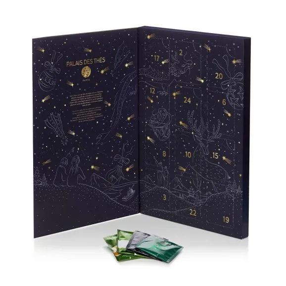 Productfoto van Palais des Thés adventskalender met 24 theeën, te koop bij Buro Fudge in Woerden. Voor de kalender liggen 4 theezakjes als voorbeeld.