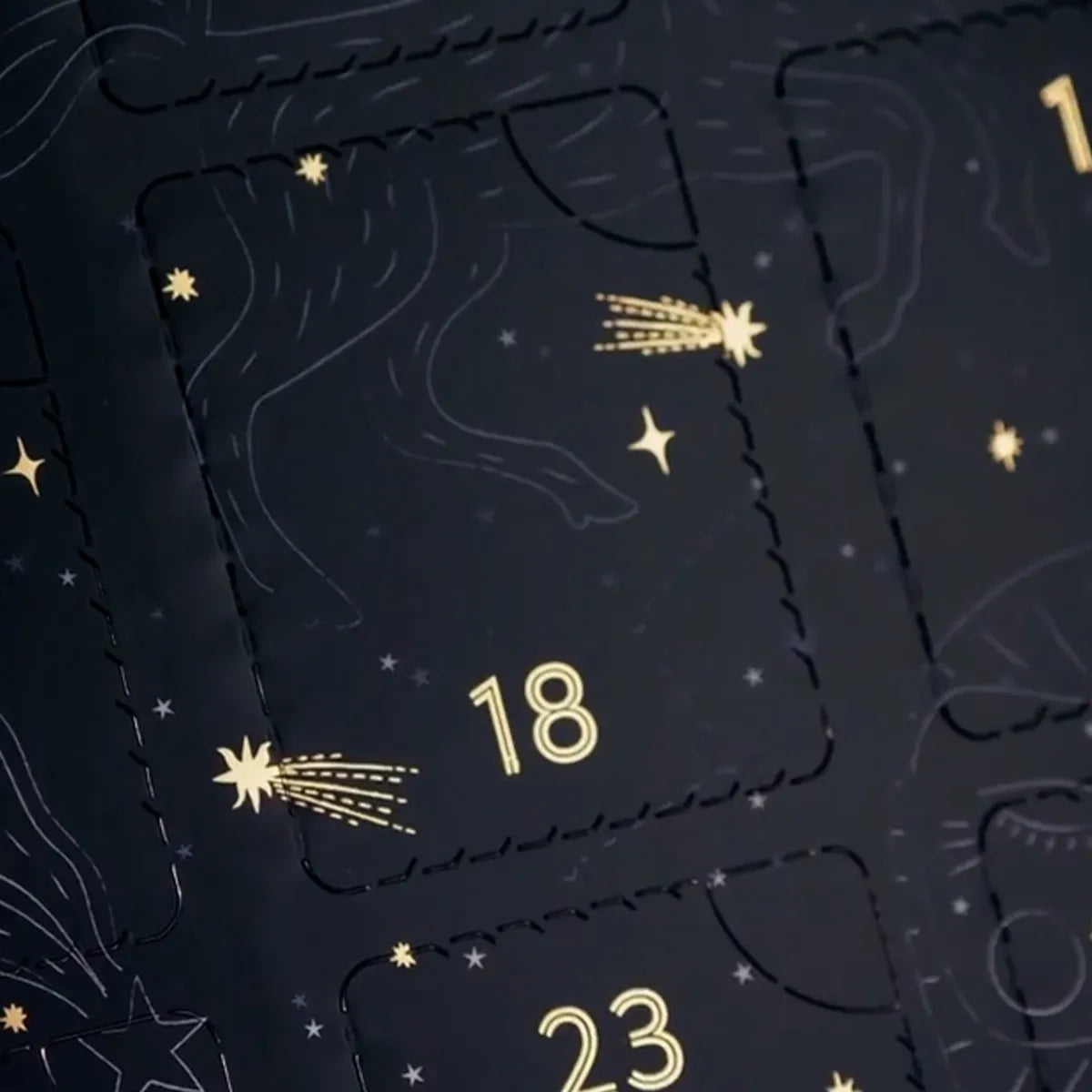 detail van de thee-adventskalender van Palais des Thés met 24 theesmaken waarbij je goed de gouden sterren en cijfers ziet