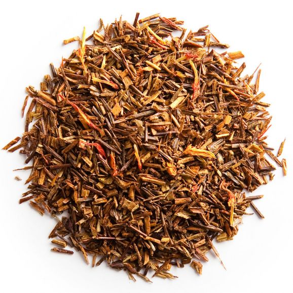 Een hoopje losse Rooibos des Lords thee op een witte achtergrond